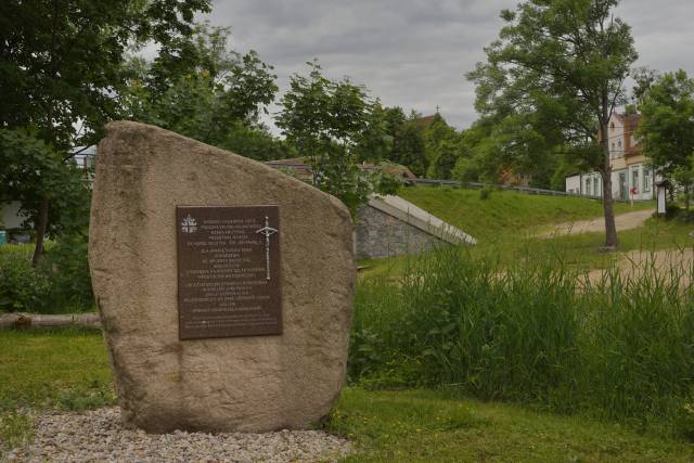 Obelisk poświęcony Kajakowemu Szlakowi Papieskiemu Apostołów Miłosierdzia w Ukcie